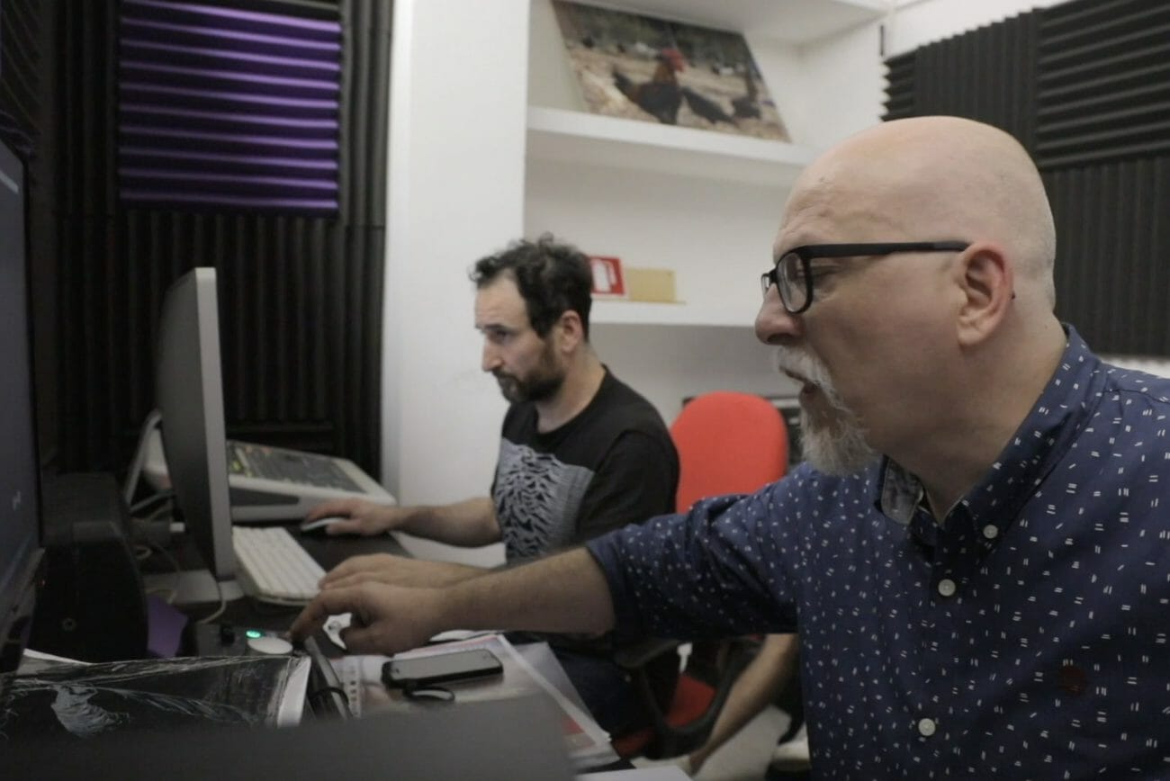 Alessandro Quarta in regia insieme al fonico, durante una lezione dell'Accademia Doppiatori Professionisti in sala di doppiaggio.